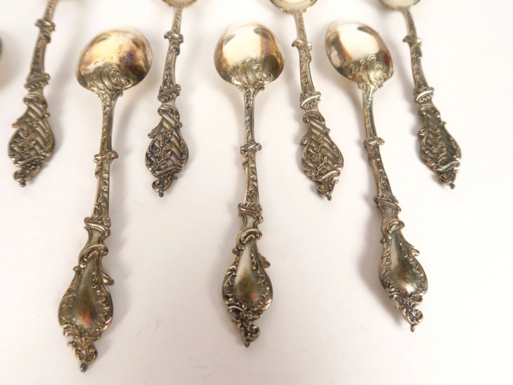 Suite de 8 petites cuillères de style Rocaille. Maitre orfèvre HS. Poi