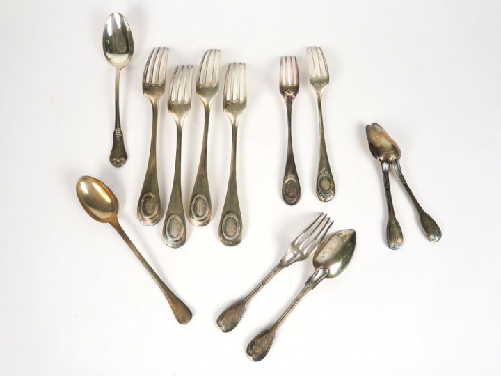 Ensemble de couverts dépareillés, en argent, poinçon Minerve : suite d