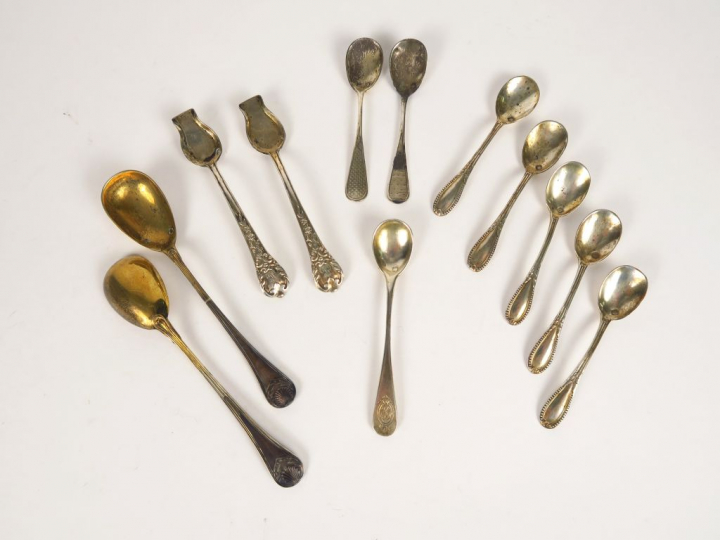 Suite de 5 cuillères à sel en argent, poinçon Minerve. On y joint 5 au