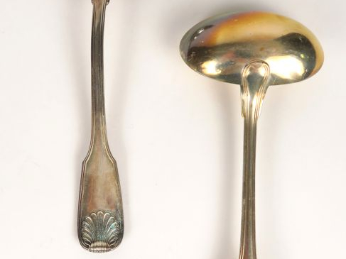 Paire de cuillères à sauce en argent, poinçon Minerve, modèle à double