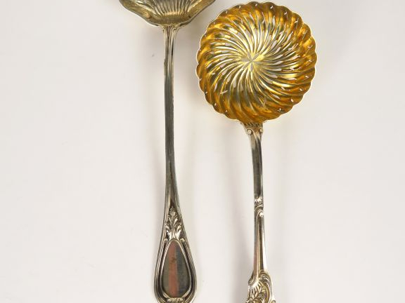 2 saupoudreuses en argent et vermeil, poinçon Minerve, l'une de style 