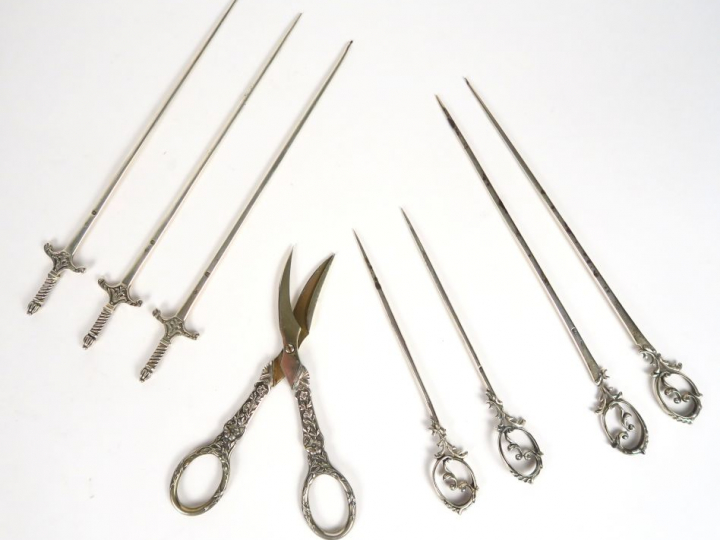 7 pics en argent, poinçon Minerve. Maitre orfevre HS. Poids : 147 g.  