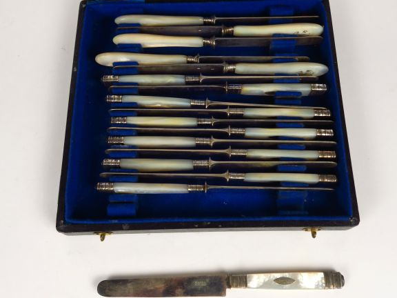 Suite de 12 couteaux à fromage, manches en nacre, lame acier. On y joi