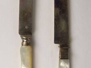 Suite de 12 couteaux à fromage, manches en nacre, lame acier. On y joi