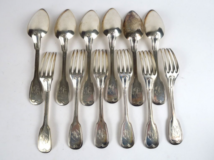 6 couverts en argent, poinçon Minerve, modèle au filet, chiffrés. Poid