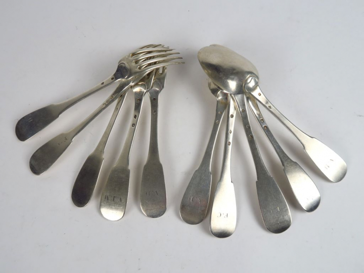 5 couverts uniplats en argent, poinçon dépareillés. Poids : 794 g