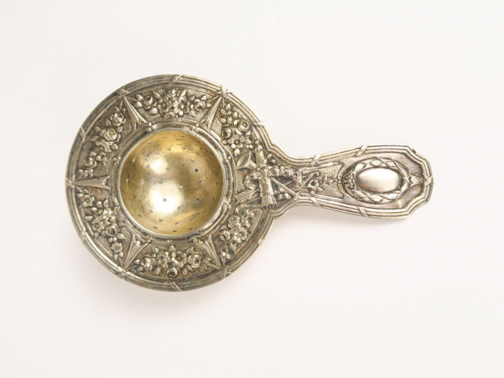 Passette à thé en argent étranger. Poids : 62 g