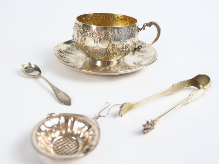Tasse à thé et sa sous tasse en argent repoussé à décor de roses et de