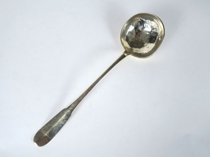 Louche en argent, poinçon Vieillard. Poids : 196 g (enfoncements)
