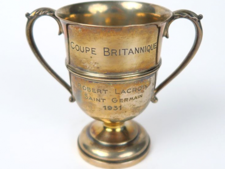 Petite coupe de prix à anses, en argent anglais. Poids : 140 g