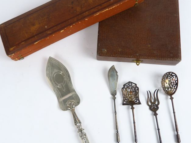 Dans un coffret : quatre couverts à entremets en argent, poinçon Miner