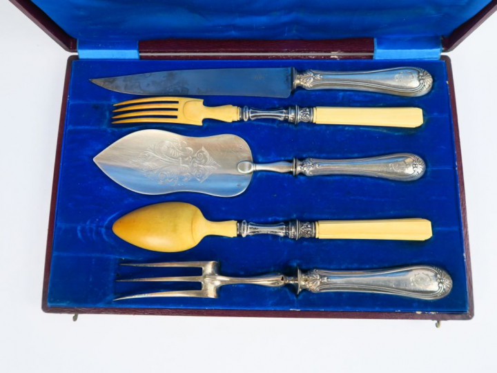 Service à découper et à servir en argent, argent fourré et acier, manc