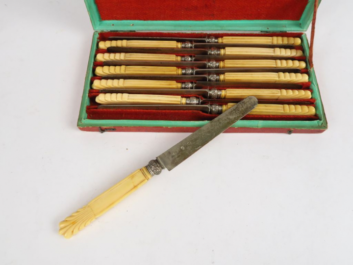 Suite de 12 couteaux lame argent, manche en ivoire sculpté. Maitre orf