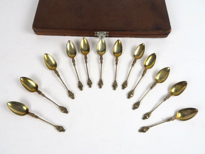 Suite de 12 petites cuillères, en argent, manches torsadés se terminan