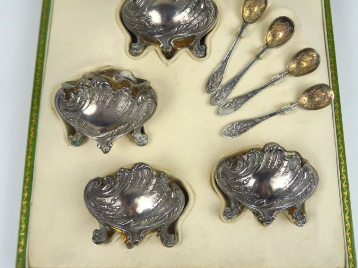 Suite de quatre salerons de style Rocaille en argent, poinçon Minerve,