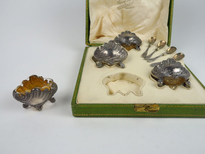 Suite de quatre salerons de style Rocaille en argent, poinçon Minerve,