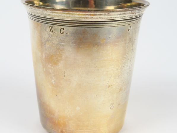 Timbale en argent, poinçon Minerve. Poids : 87 g