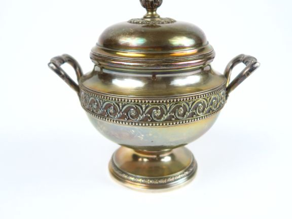 Sucrier à anses et sur piedouche en argent, poinçon Minerve. Poids : 4