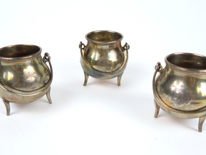 Trois pots à moutarde en argent, en forme de petits chaudrons, deux an