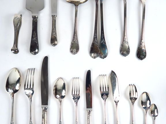 CHRISTOFLE. Ménagère en métal argenté à déor de palmettes comprenant :