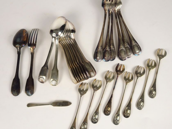 Différents couverts en métal argenté : CHRISTOFLE : couvert d'enfant, 