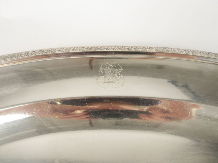 Grand plat ovale de style Empire en métal argenté.