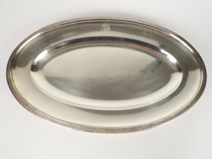 Grand plat ovale de style Empire en métal argenté.