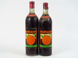 Vente aux enchères 2 VIEILLES BOUTEILLES ORANGEADE