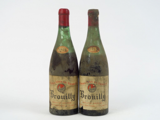 Vente aux enchères 2 VIEILLES BOUTEILLES BROUILLY P. THOMAS - 1945 - 8,5 CM/10 CM/BS