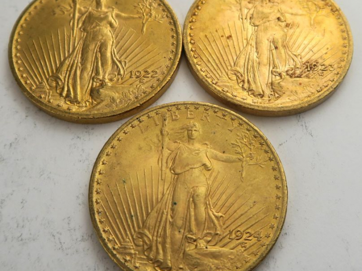 3 pièces de 20 dollars or 1822, 1824, 1825. Frais acheteur 20 % TTC