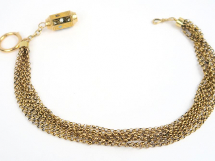 Giletière en or, 7 chaines réunies, avec fermoir et élément en or émai