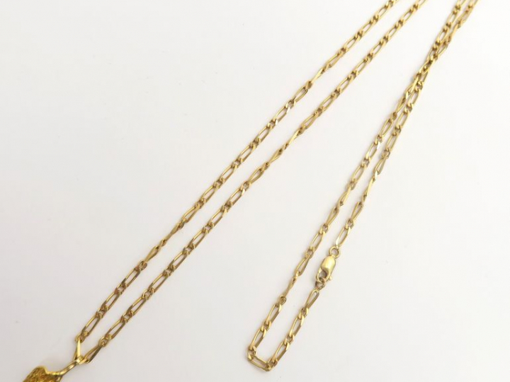 Chaine en or, retenant une pépite montée en pendentif. Poids : 18,8 g