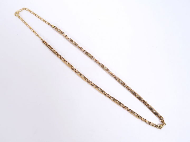 Giletière en or et perles, transformée en collier. Poids tel : 16,3 g