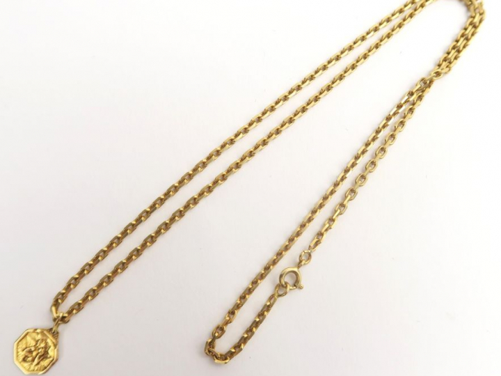 Chaine et petite médaille en or. Poids : 14,6 g
