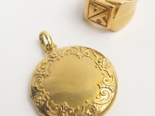 Pendentif porte-photo en or et chevalière en or. Poids : 13,2 g