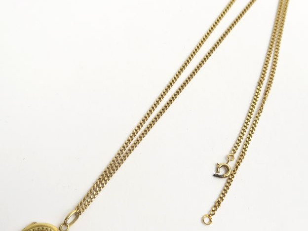 Chaine (accidentée) en or et son médaillon. Poids : 10 g