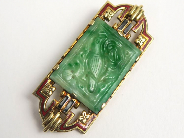 Broche en or émaillé 14 carats , plaque de jade . Poids tel : 6,7 g (à