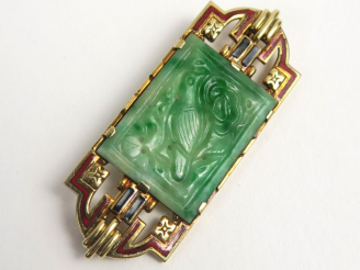 Vente aux enchères Broche en or émaillé 14 carats , plaque de jade . Poids tel : 6,7 g (à