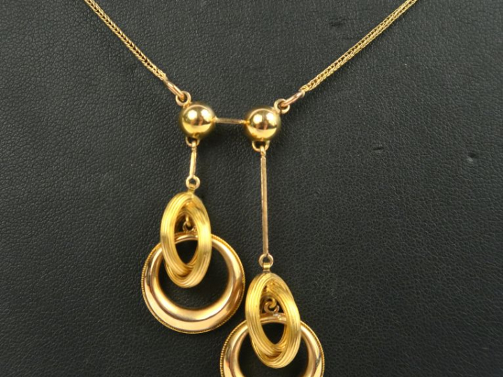 Négligé en or. Poids : 8,5 g (remontage de bijoux anciens)