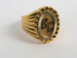 Vente aux enchères Chevalière en or. Poids : 7,4 g