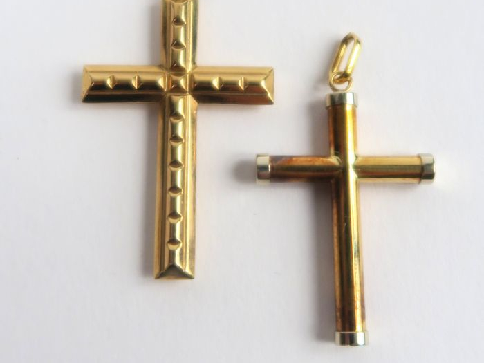 Deux croix en or. Poids : 5 g