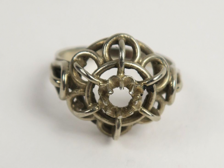 Monture de bague en or blanc. Poids : 4,4 g