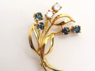 Vente aux enchères Broche en or ornée de pierres d'imitation . Poids : 3,8 g tel