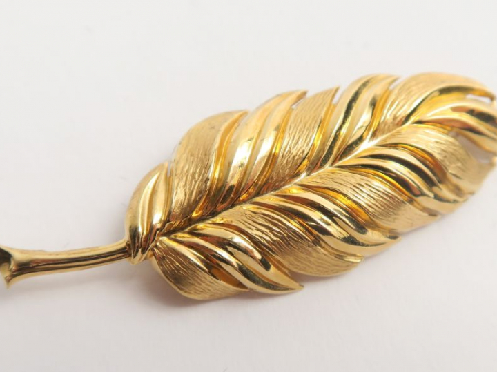 Broche en or en forme de plume. Poids : 3 g
