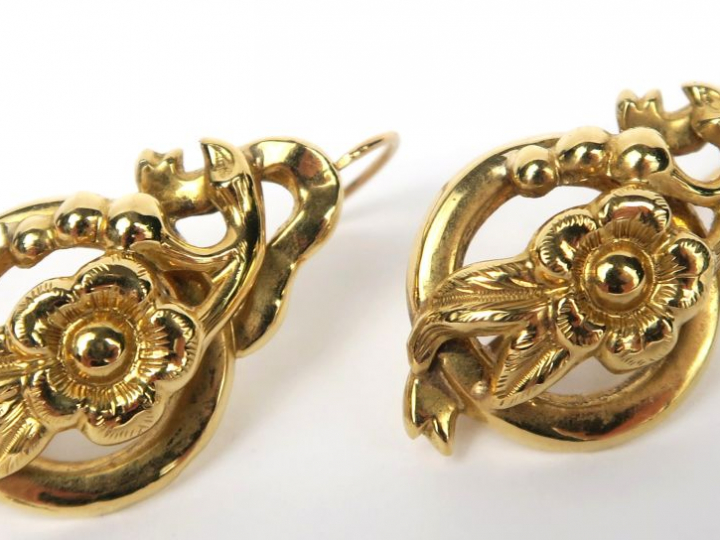 Paire de perce-oreilles Napoléon III en or, à décor de fleurs. Poids :