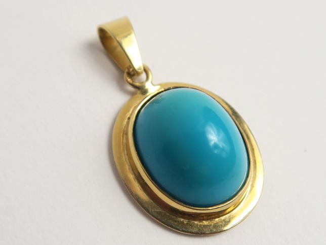 Pendentif en or, orné d'une turquoise en cabochon. Poids tel : 7,2 g