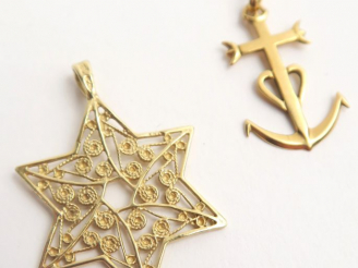 Vente aux enchères Croix camarguaise en or (1,4g) et étoile en or filigrané 14 carats. (2