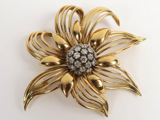 Vente aux enchères Broche en or, en forme de fleur stylisée, sertie en son centre de diam