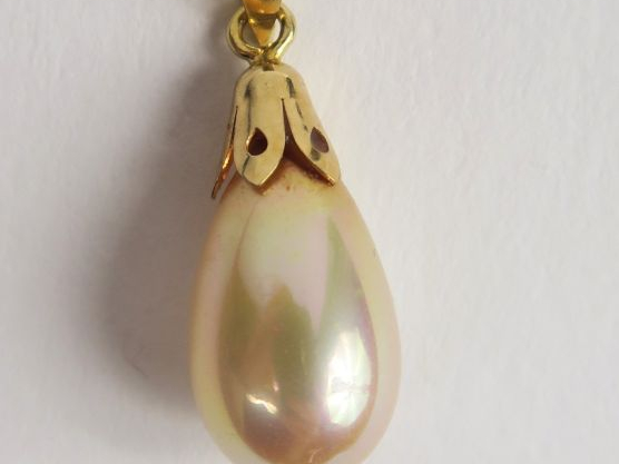 Pendentif en or et perle. Poids tel : 1,5 g