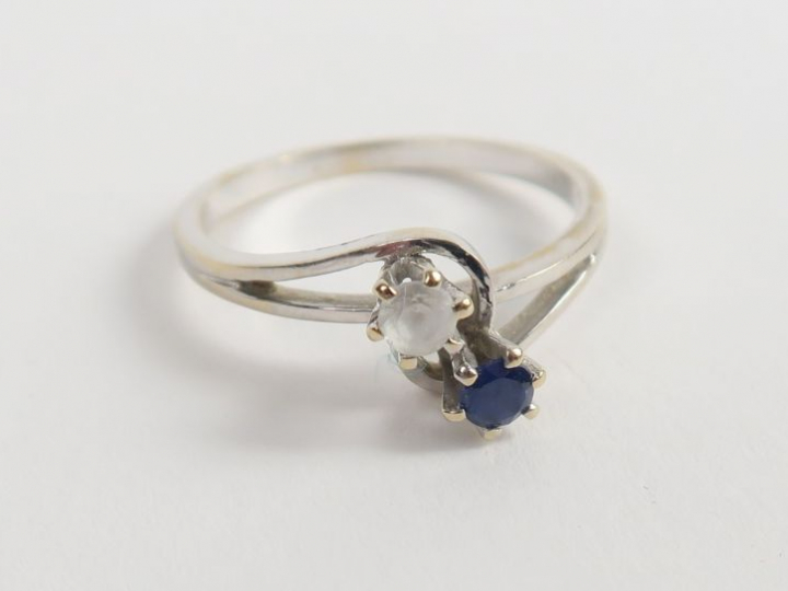 Bague en or blanc, ornée d'un saphir et d'une pierre blanche. Poids te